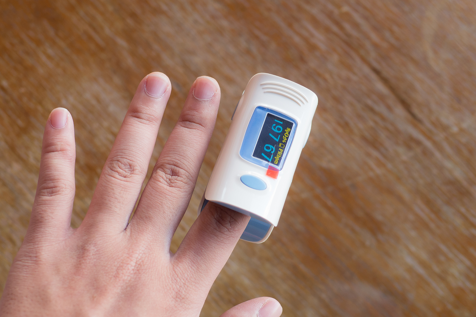 Fingertip pulse oximeter on finger oxygen measurement